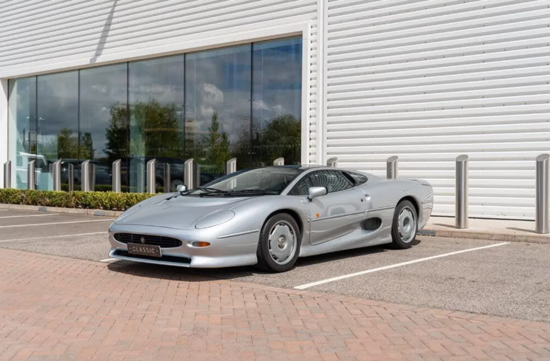 Jaguar XJ220